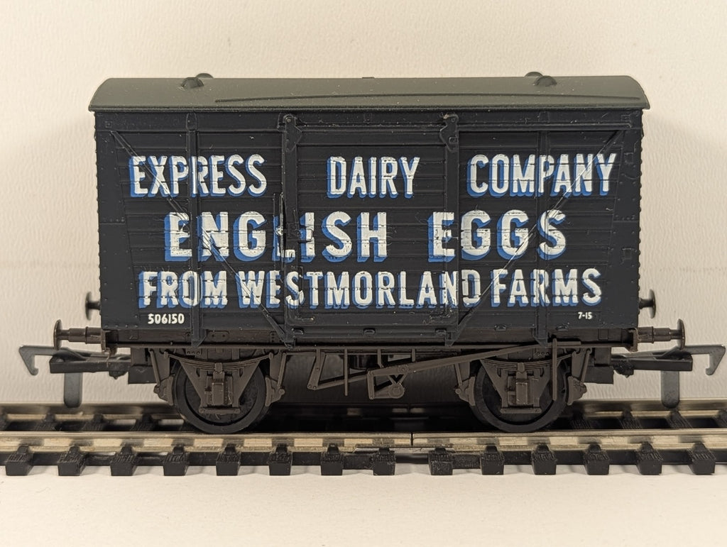 Airfix OO Gauge BR 12t Ventilated Van 'Express Dairy English Eggs' Goods Wagon