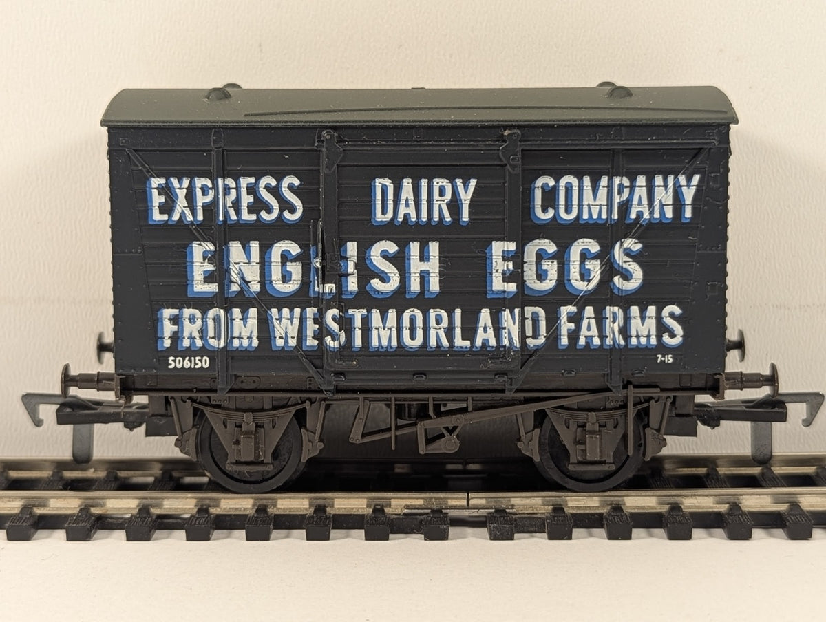 Airfix OO Gauge BR 12t Ventilated Van 'Express Dairy English Eggs' Goods Wagon
