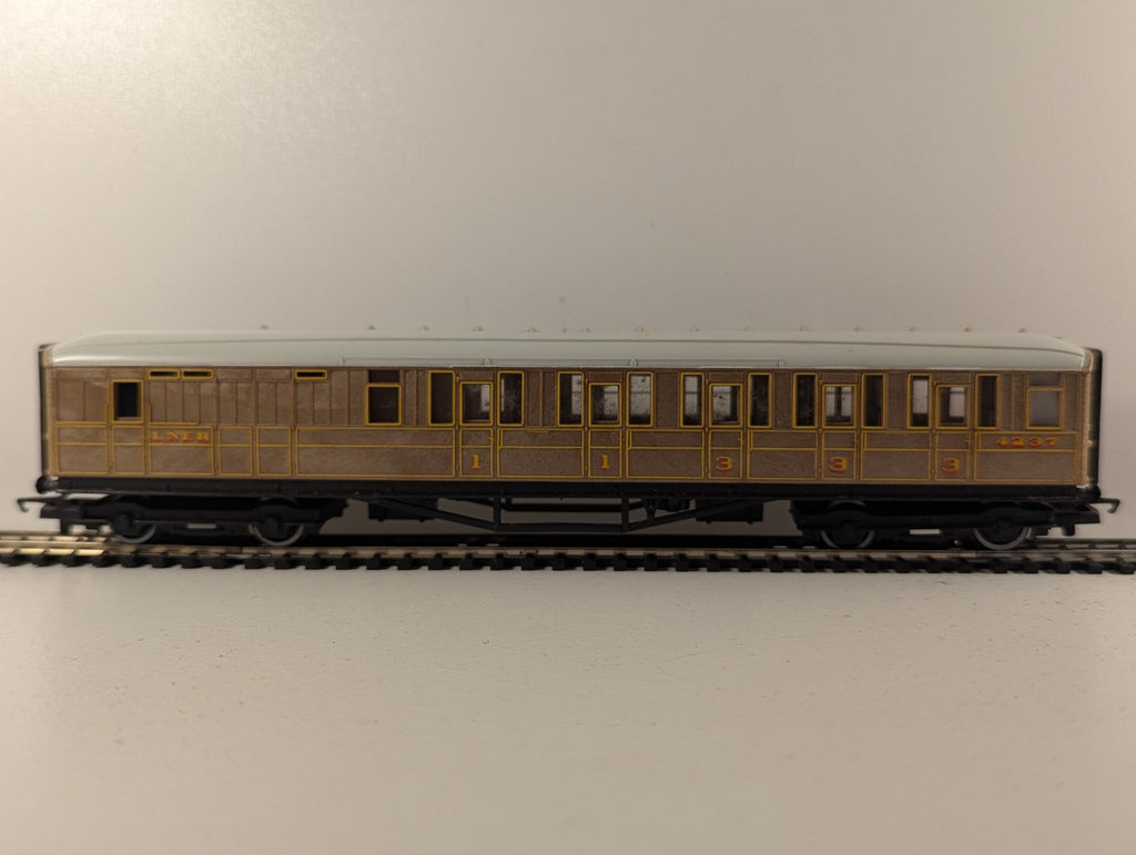 Hornby OO Gauge LNER Gresley Brake Coach Passenger Coach 4237 LNER Teak R477