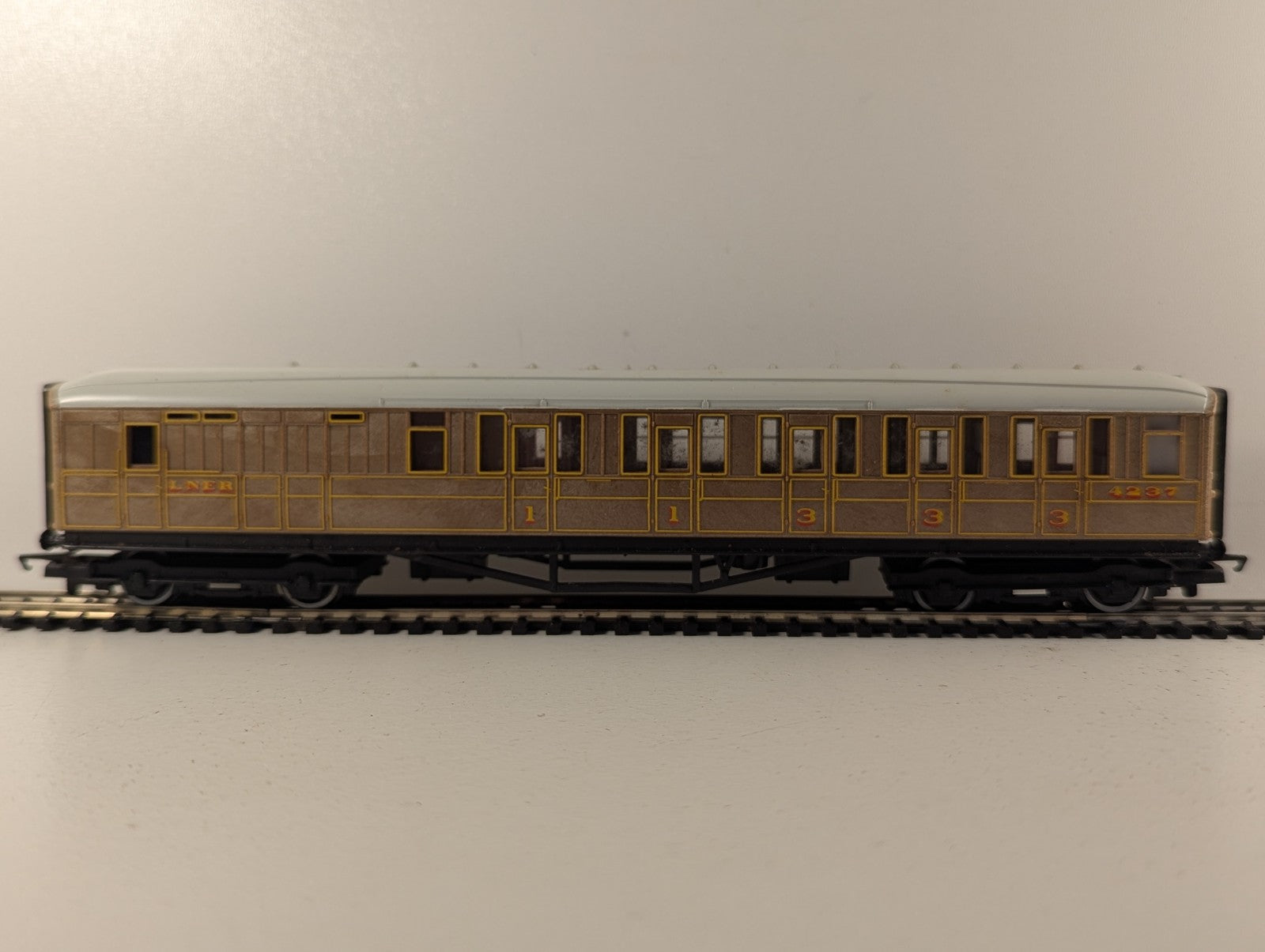 Hornby OO Gauge LNER Gresley Brake Coach Passenger Coach 4237 LNER Teak R477