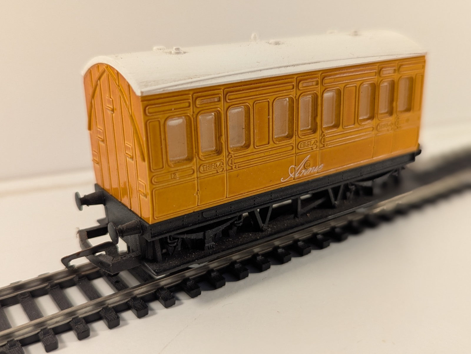 Hornby R110 OO Gauge ‘Annie’ 4-Wheel Coach – Thomas the Tank Engine Series