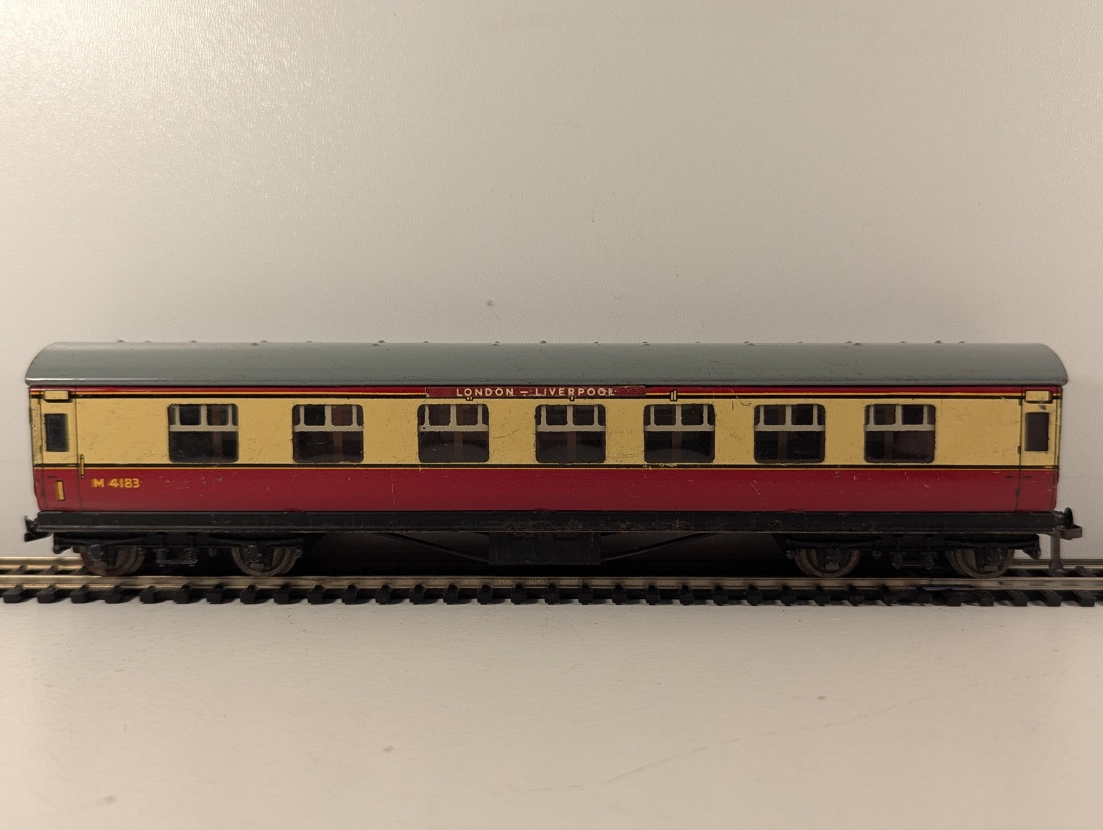Hornby Dublo M4183 Passenger Coach Crimson & Cream OO Gauge