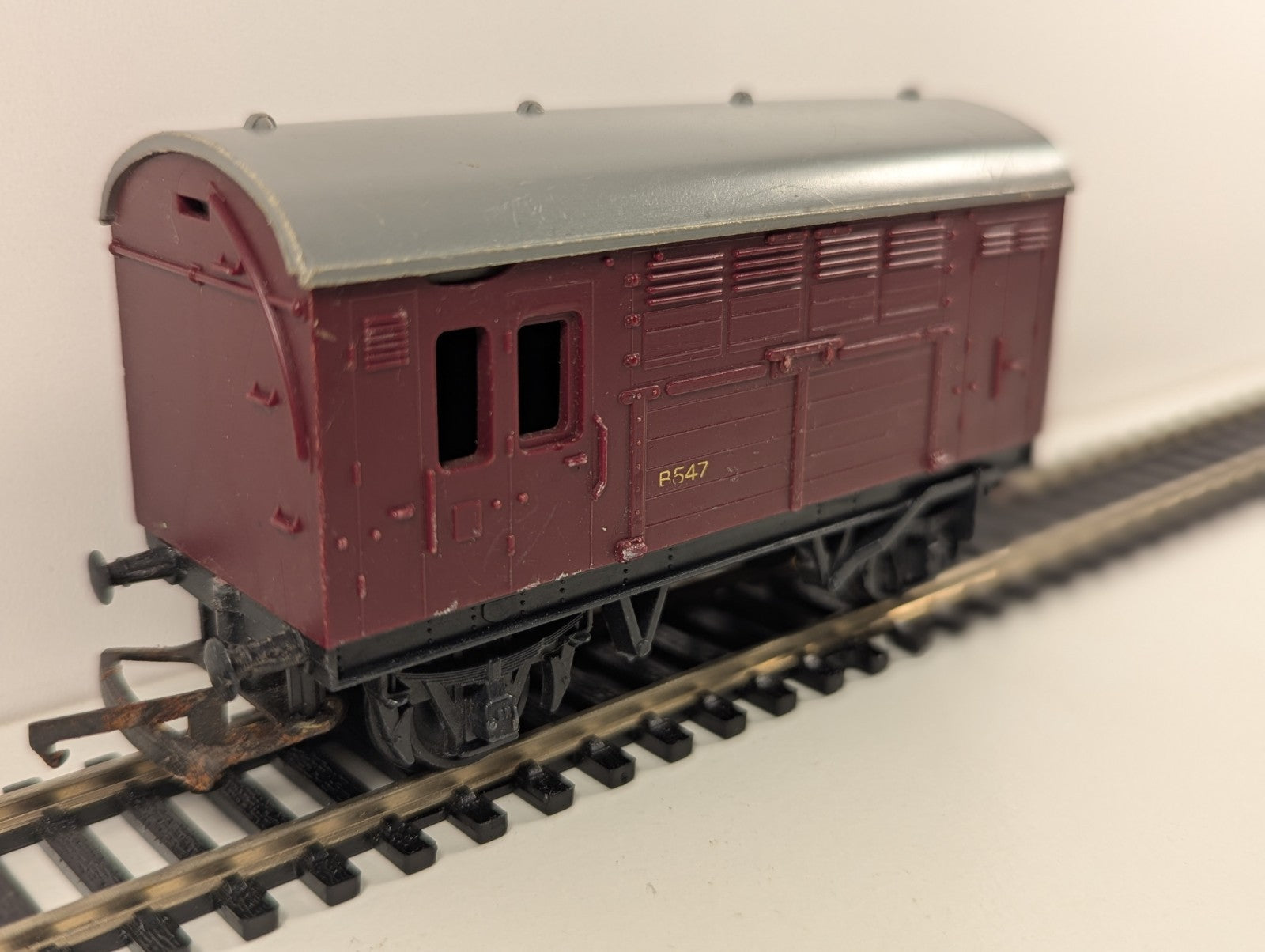 Tri-ang Hornby R123 OO Gauge Horse Box Wagon No. B547