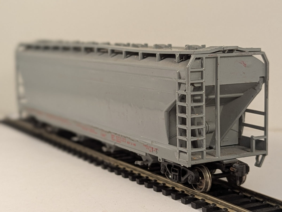 Bachmann HO Gauge ACF Covered Hopper Wagon – Repainted & Missing Coupling