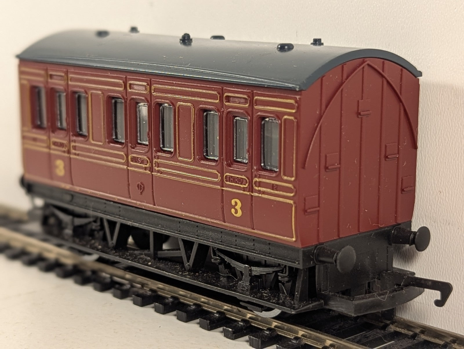 Hornby OO Gauge LMS 4-Wheel Coach Passenger Coach LMS Maroon R112