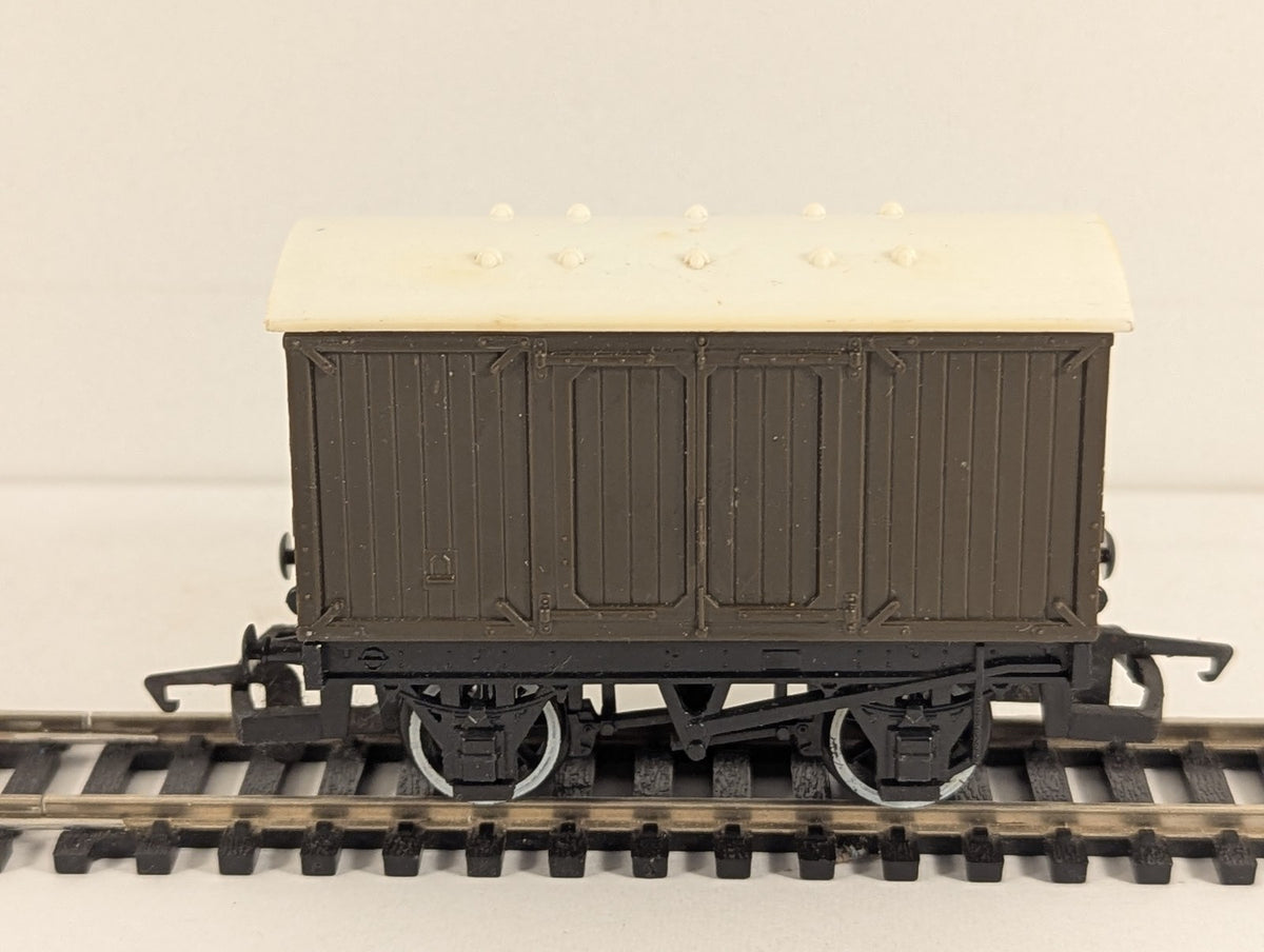 Hornby OO Gauge Ventilated Van (Troublesome Truck) Rolling Stock Brown R9290