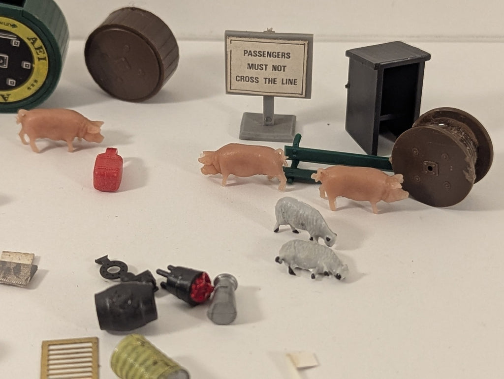 OO Gauge Assorted OO Gauge Scenic Accessories, Farm Animals & Details Job Lot