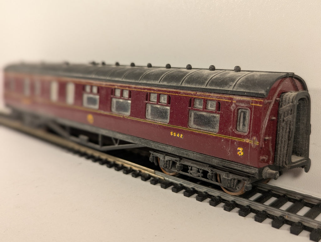 Airfix OO Gauge 57ft Corridor Brake Third Passenger Coach 5542 LMS Maroon 54251
