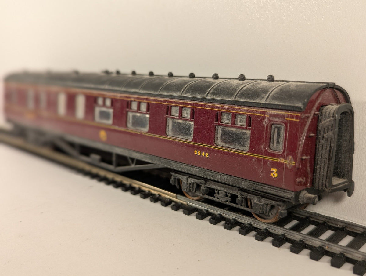Airfix OO Gauge 57ft Corridor Brake Third Passenger Coach 5542 LMS Maroon 54251