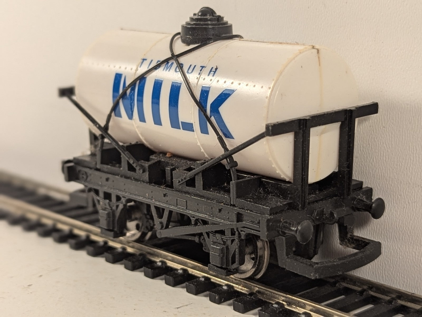 Hornby OO Gauge Tidmouth Milk Tanker Goods Wagon