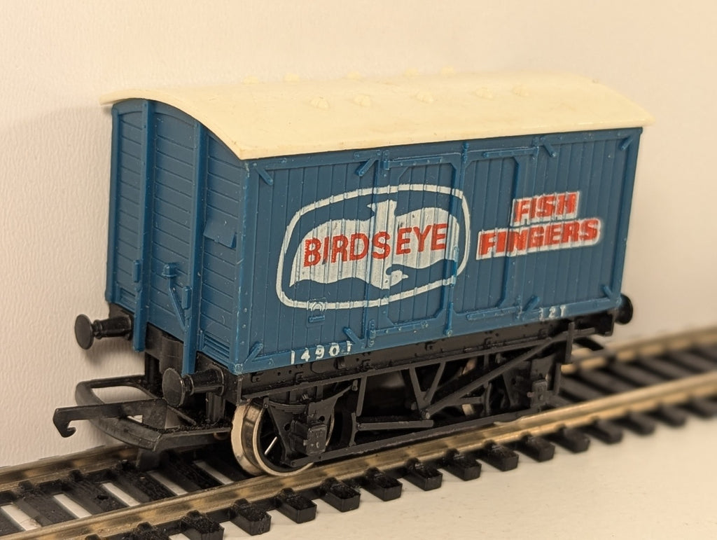 Hornby R105 OO Gauge Birds Eye Fish Fingers Van
