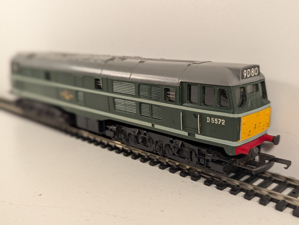 Tri-ang OO Gauge Class 31 Brush Type 2 Diesel Locomotive D5572 BR Green