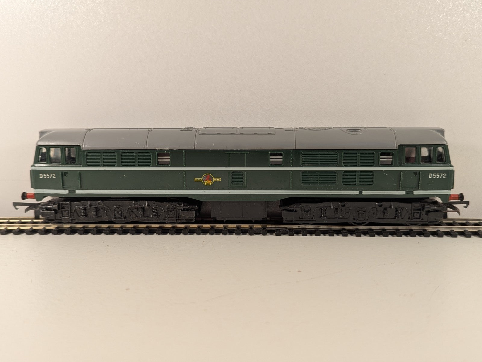 Tri-ang R357 OO Gauge Class 31 Diesel D5572 BR Green
