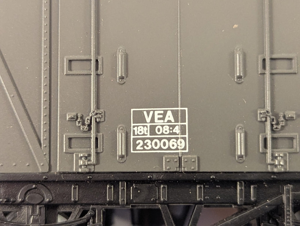 Hornby Railways R.117 OO Gauge Ventilated Van - Boxed