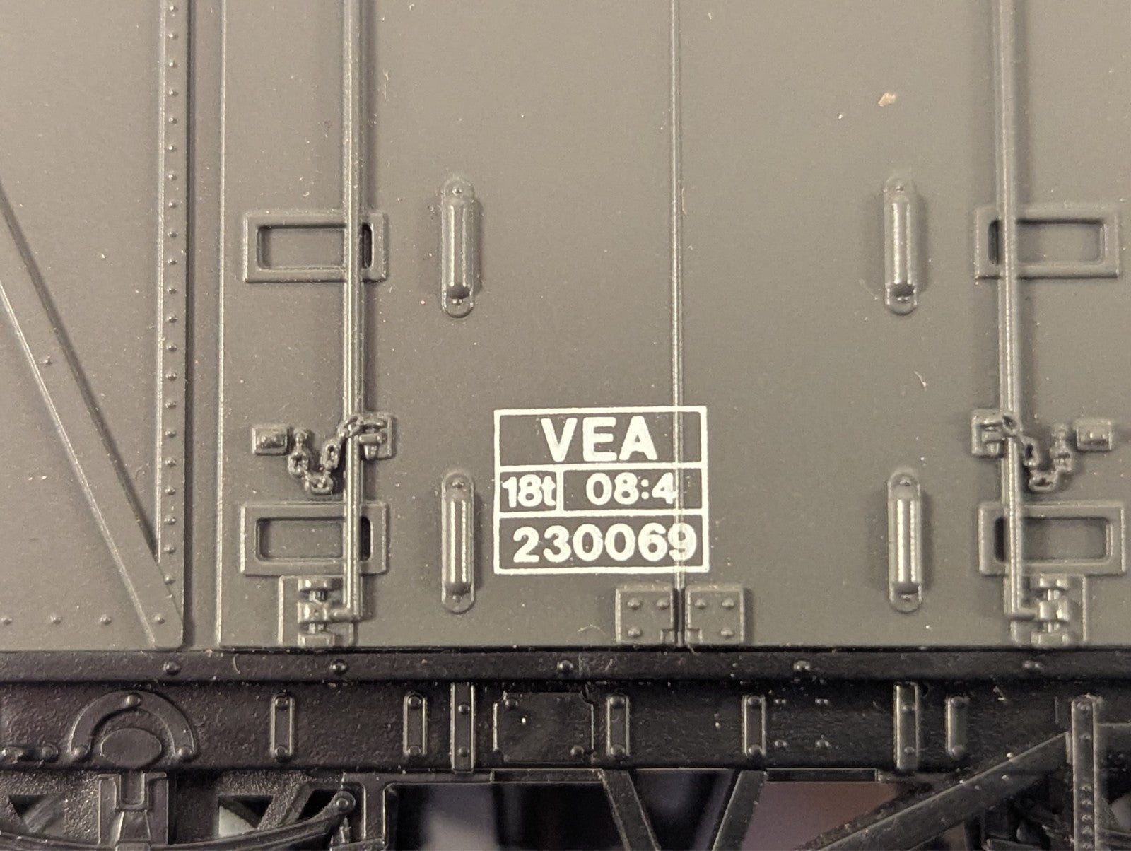Hornby Railways R.117 OO Gauge Ventilated Van - Boxed