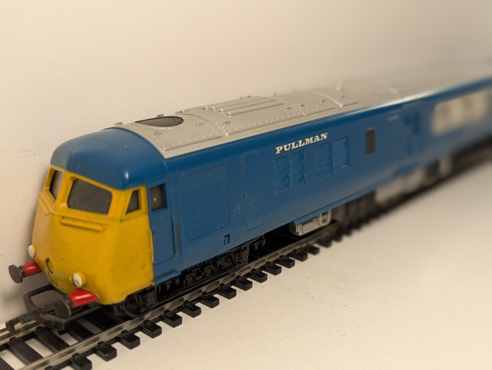 Tri-ang Hornby R555 OO Gauge BR Blue Pullman DMU Diesel Set
