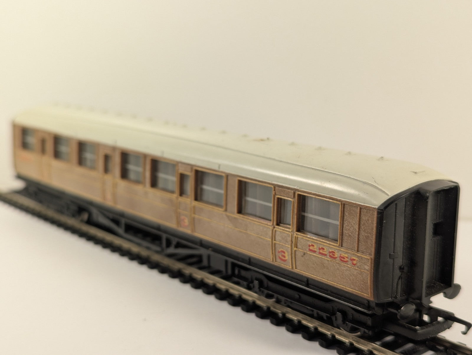 Hornby RailRoad OO Gauge LNER Teak Composite Coach for Mallard