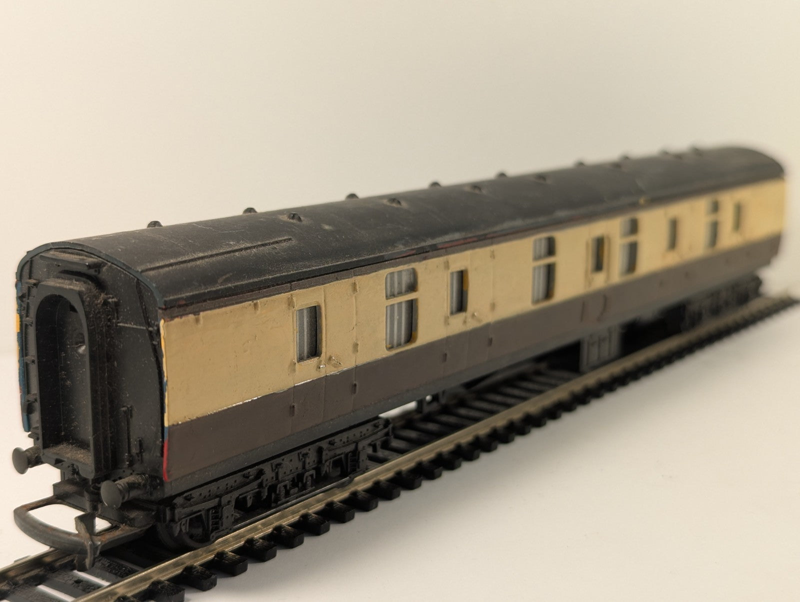 Lima OO Gauge BR Mk1 Full Brake Coach Chocolate & Cream