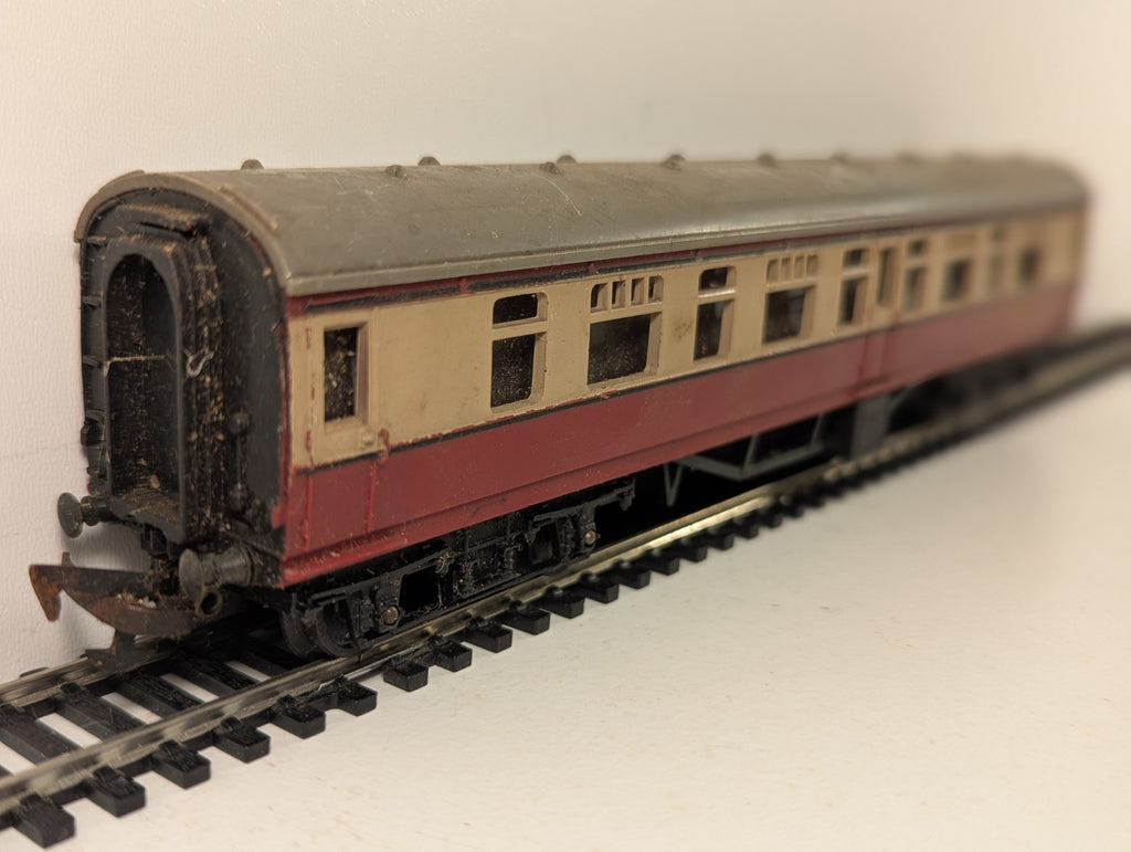 Tri-ang OO Gauge BR Crimson and Cream Composite Coach Passenger Coach