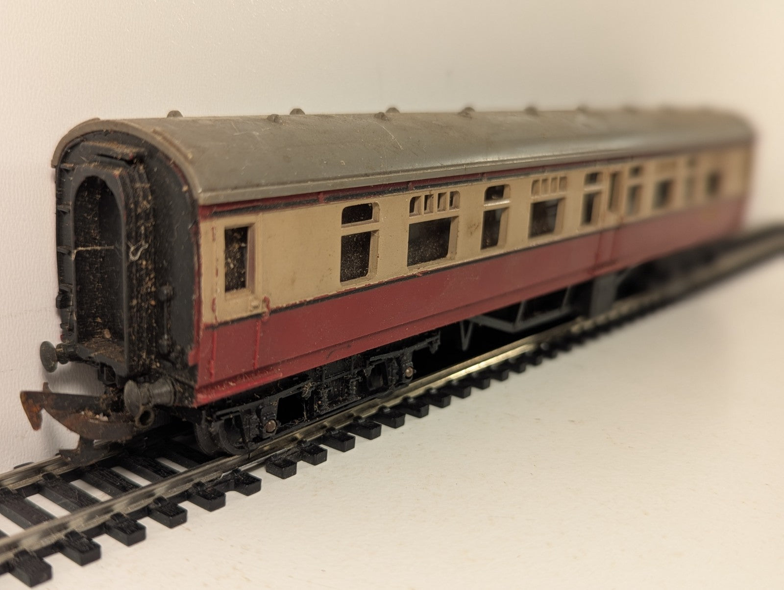 Tri-ang OO Gauge BR Crimson and Cream Composite Coach Passenger Coach