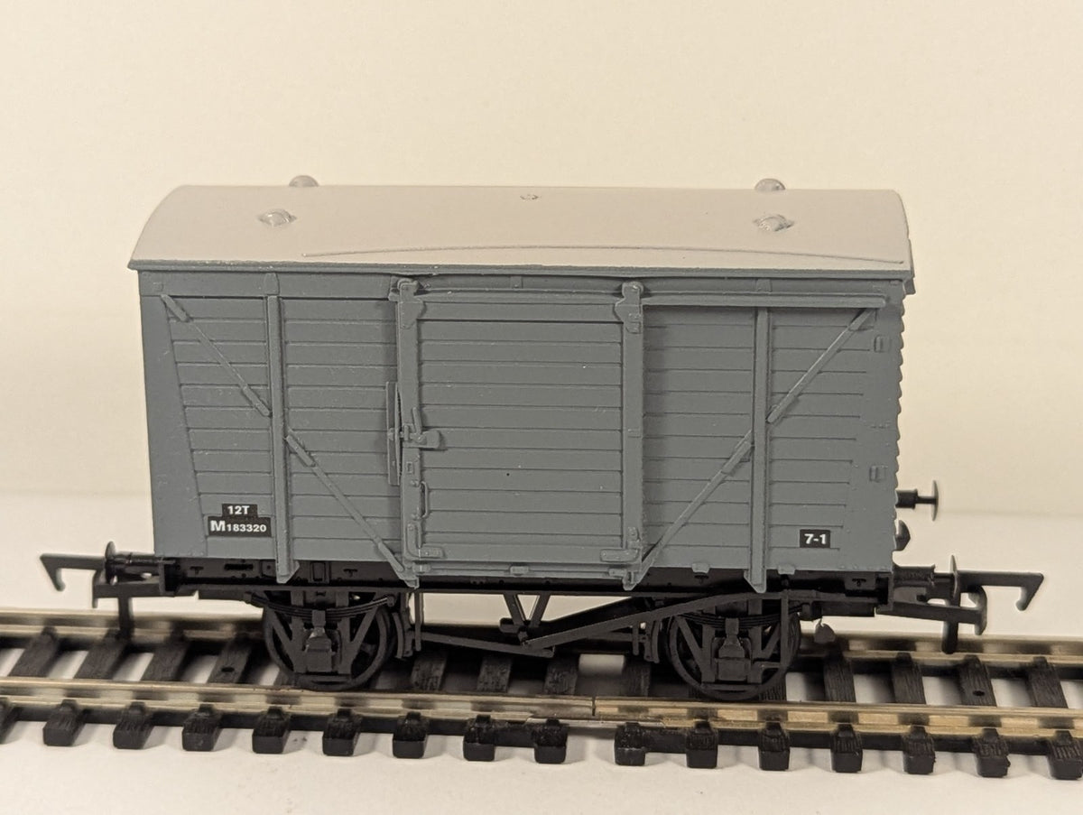 Dapol 4F-011-046 OO Gauge Ventilated Van BR Grey M183320