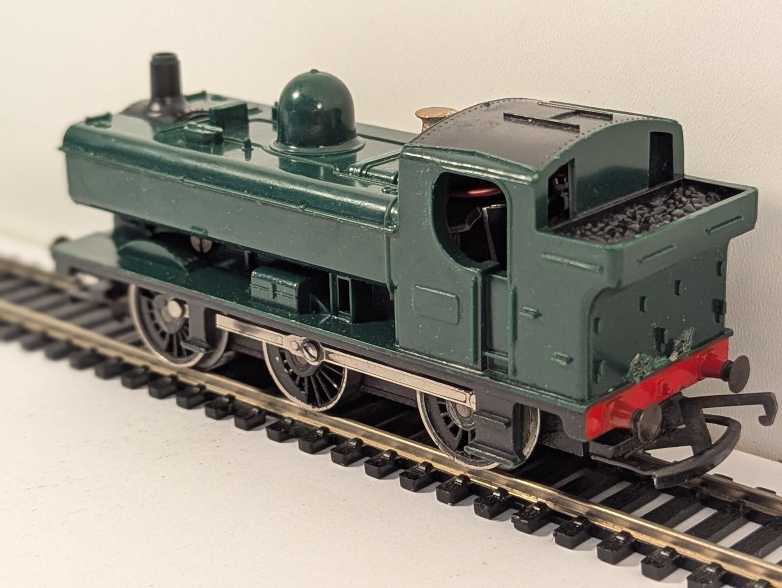 Hornby R041 OO Gauge GWR Green 0-6-0 Pannier Tank Repainted