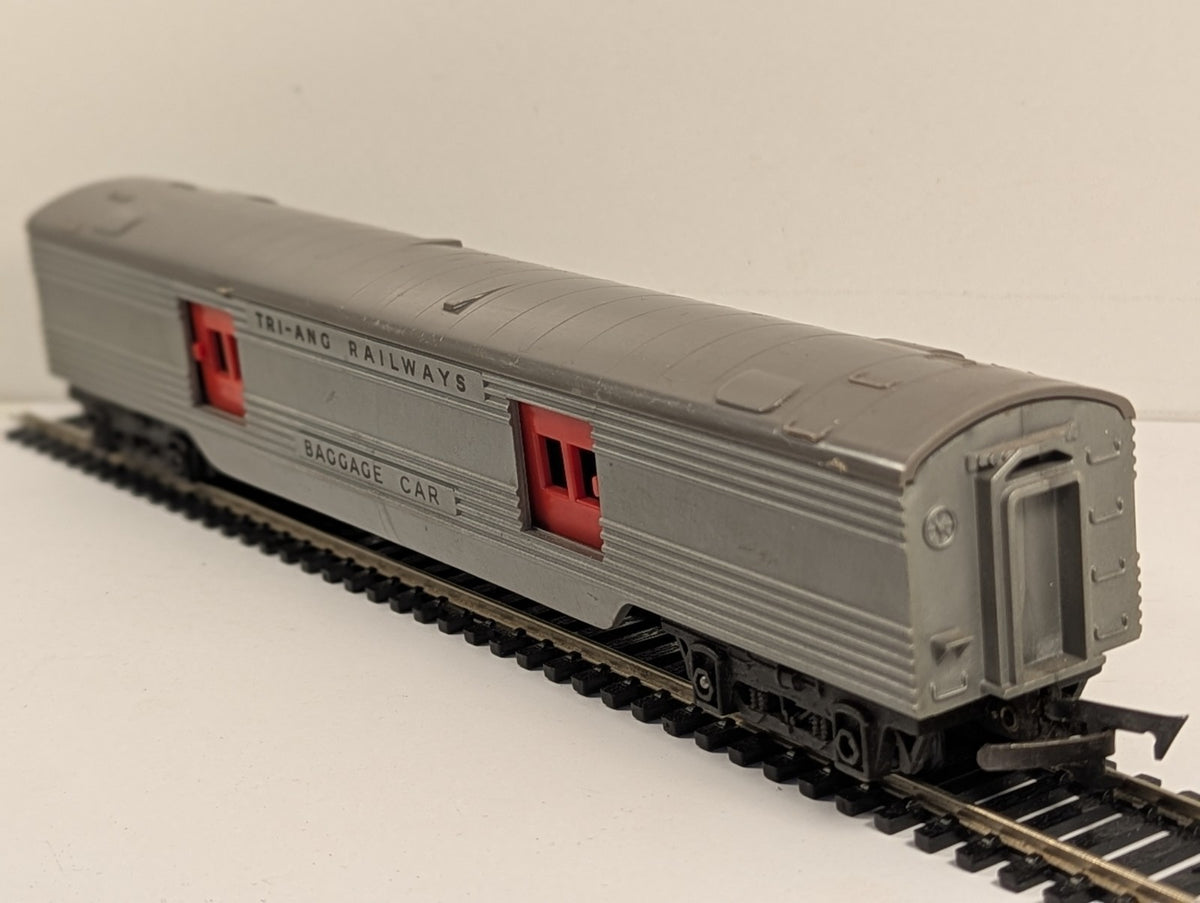 Tri-ang R130 OO Gauge Transcontinental Baggage Car
