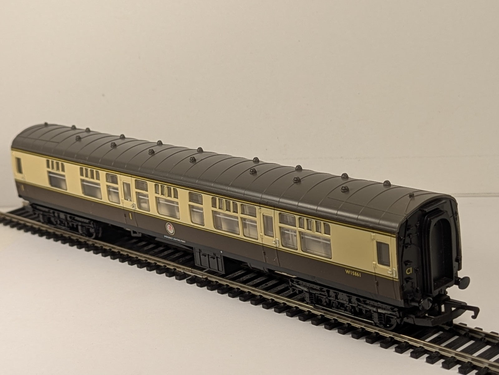 Hornby OO Gauge Hawksworth Corridor Third Passenger Coach W15861