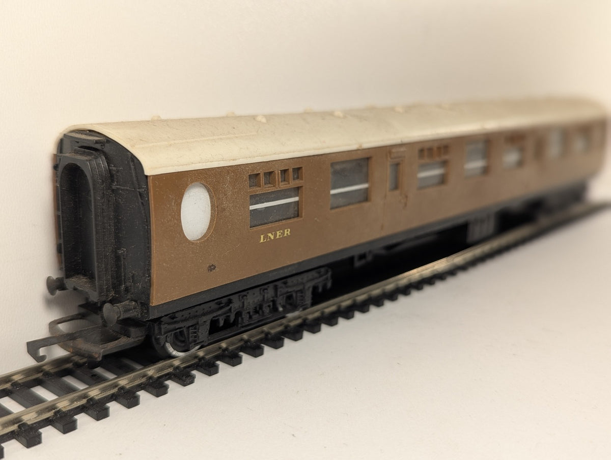 Tri-ang OO Gauge LNER Main Line Composite Coach Passenger Coach 1010 LNER Teak