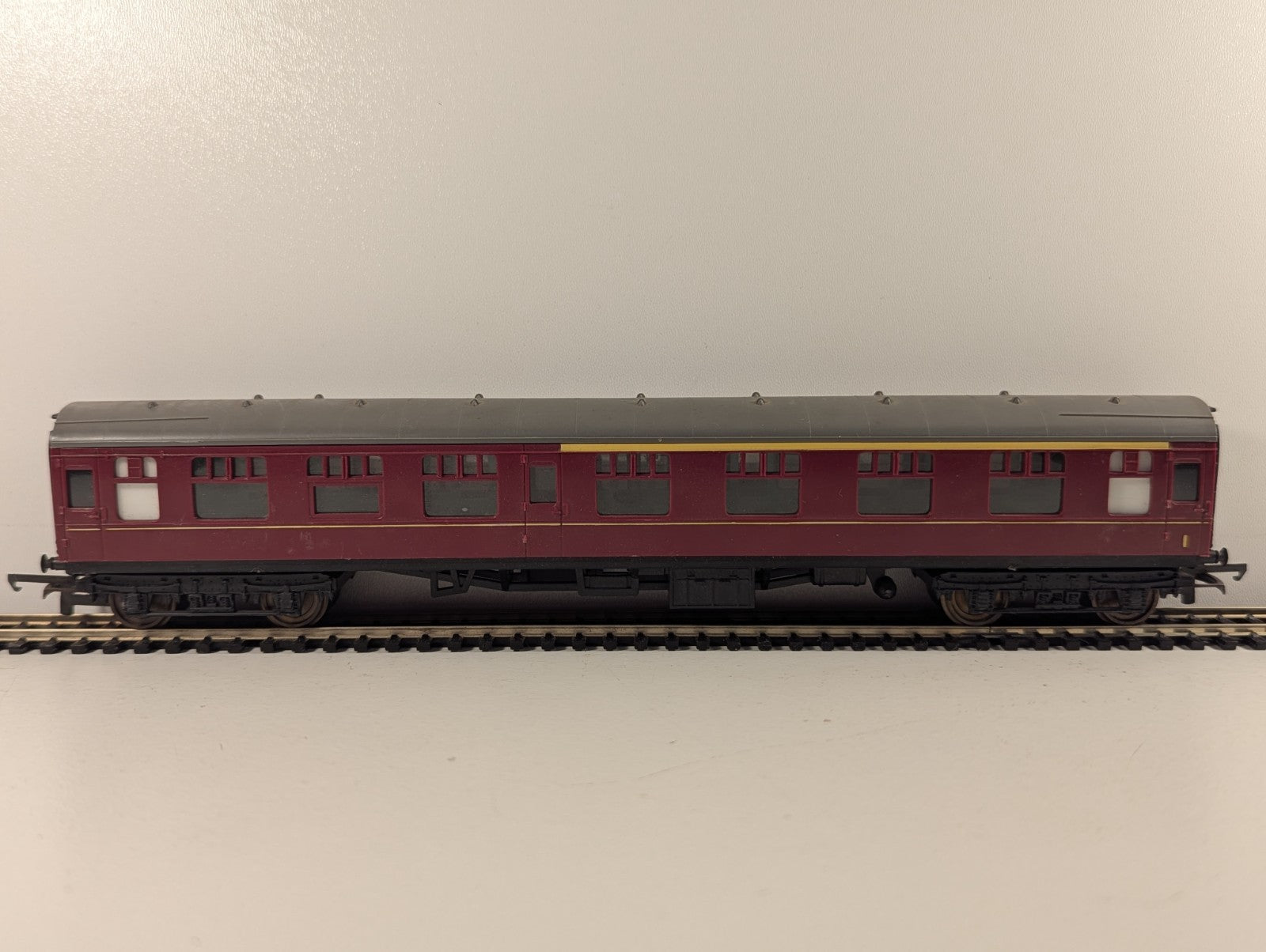 Tri-ang OO Gauge BR Maroon Mk1 Corridor Coach