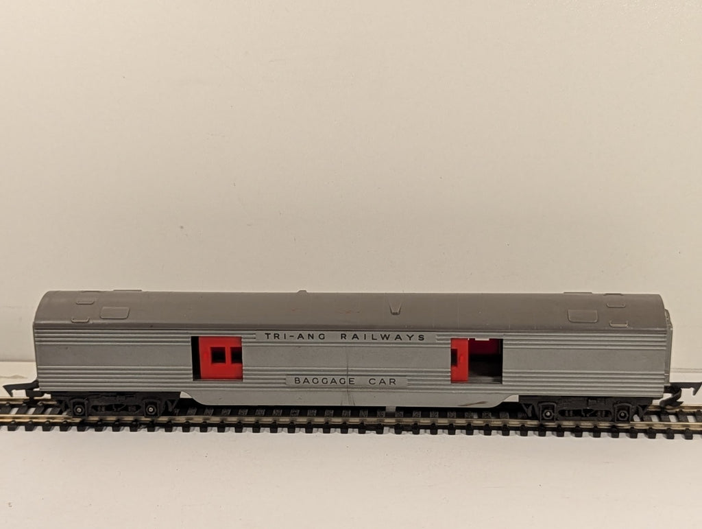 Tri-ang R130 OO Gauge Transcontinental Baggage Car