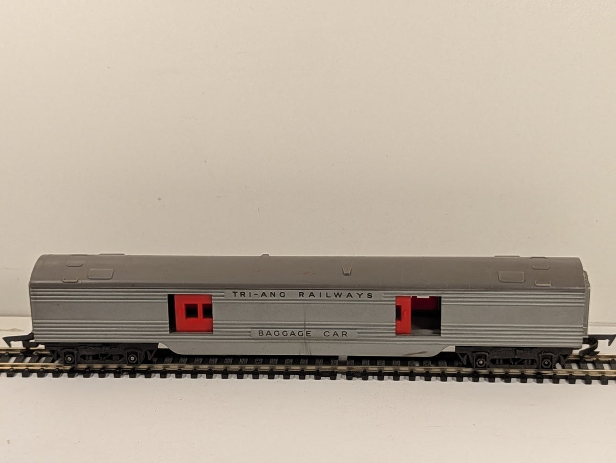 Tri-ang R130 OO Gauge Transcontinental Baggage Car