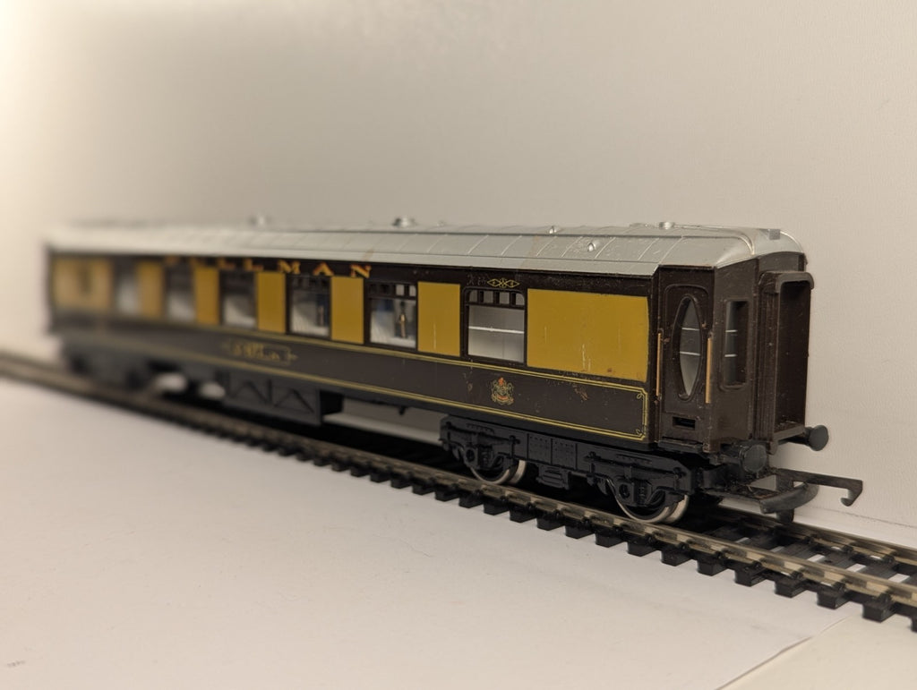 Hornby R229 OO Gauge Pullman Coach "Sheila" - Damaged Name Decals
