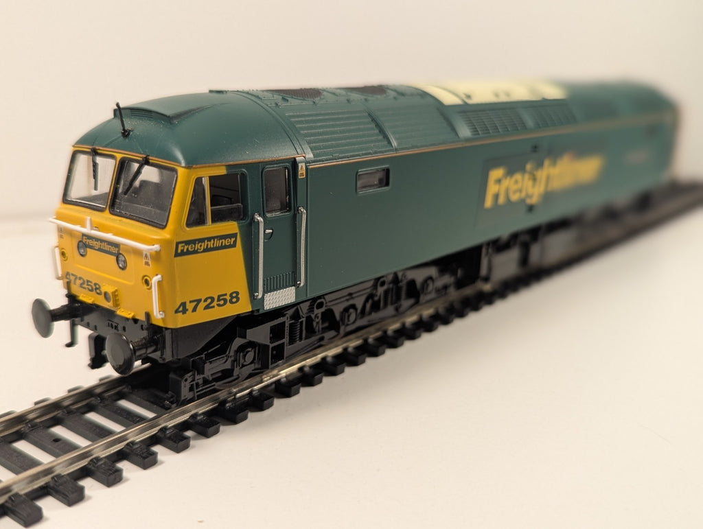 Heljan Class 47 No. 47258 “Forth Ports Tilbury” Freightliner Green – Boxed