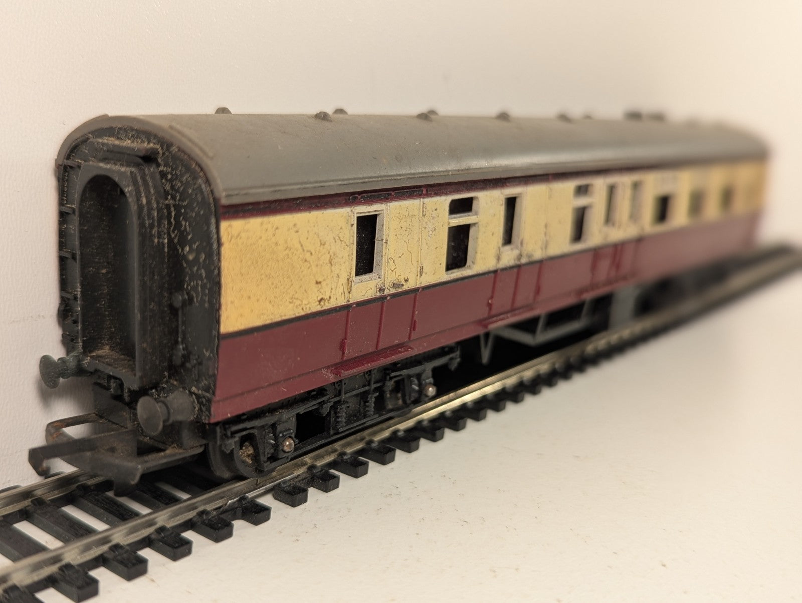 Tri-ang Railways R28 OO Gauge BR Mk1 Brake Coach - Crimson & Cream
