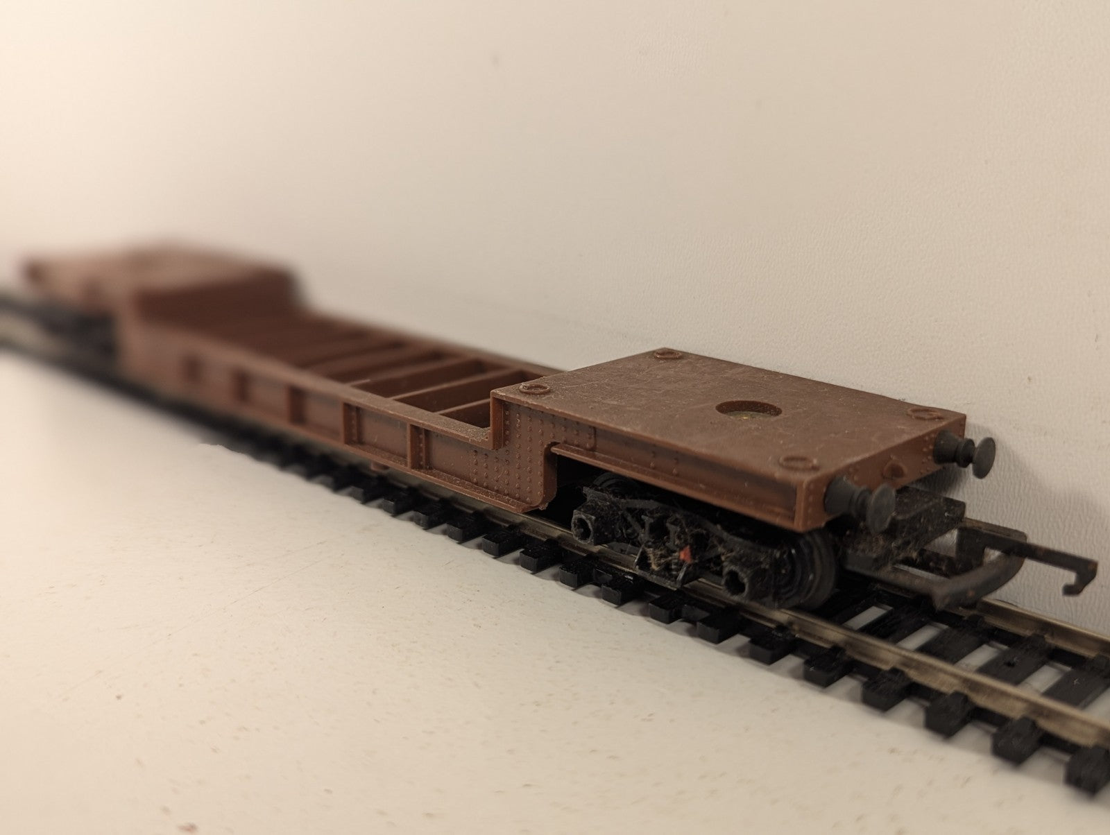 Tri-ang R118 OO Gauge Bogie Well Wagon BR Brown 41913