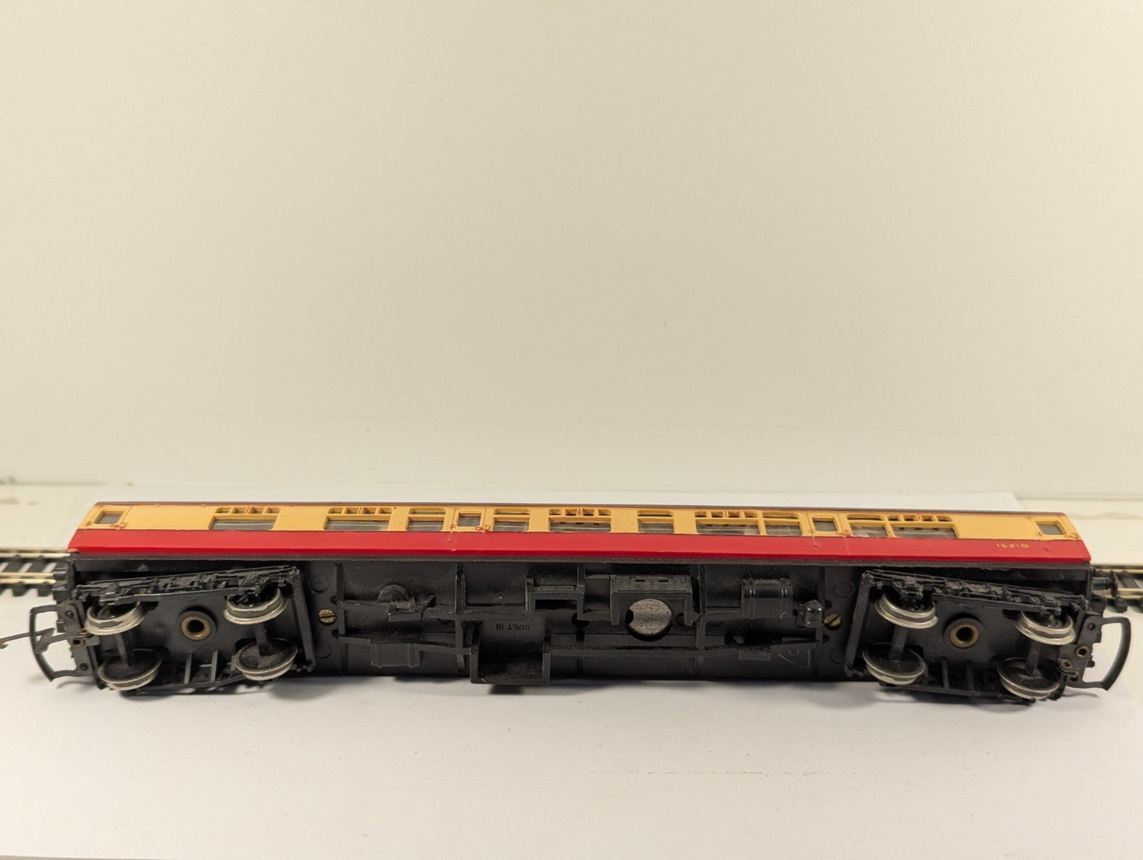 Hornby Railways OO Gauge BR Crimson and Cream composite Coach boxed