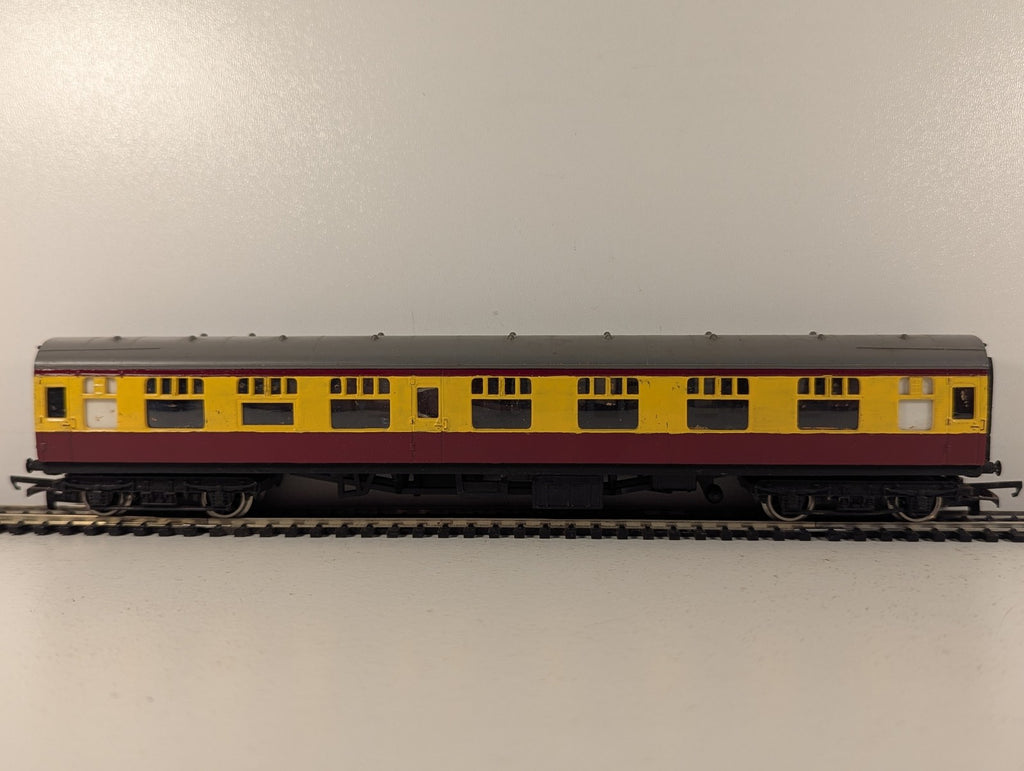 Tri-ang OO Gauge Short Mk1 Coach Passenger Coach Repainted Crimson and Cream