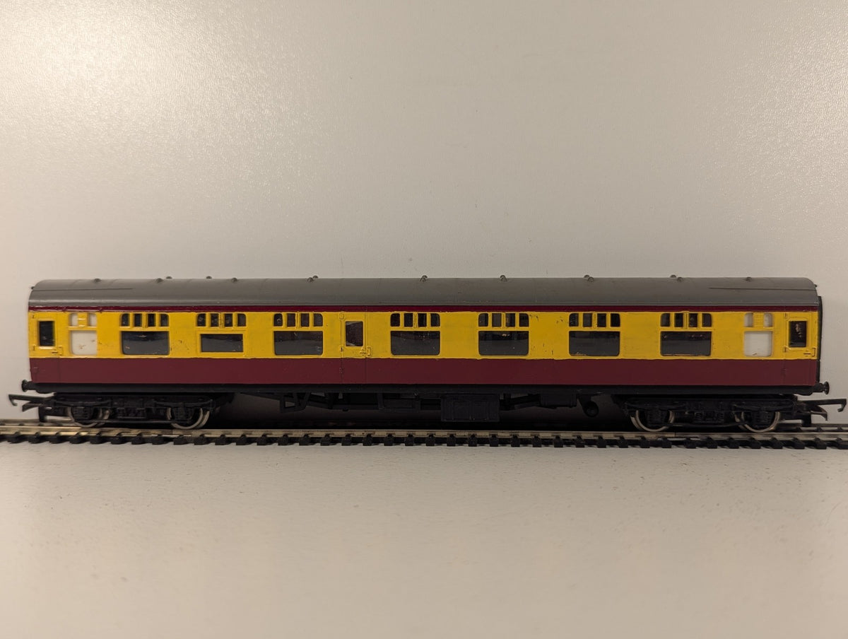Tri-ang OO Gauge Short Mk1 Coach Passenger Coach Repainted Crimson and Cream