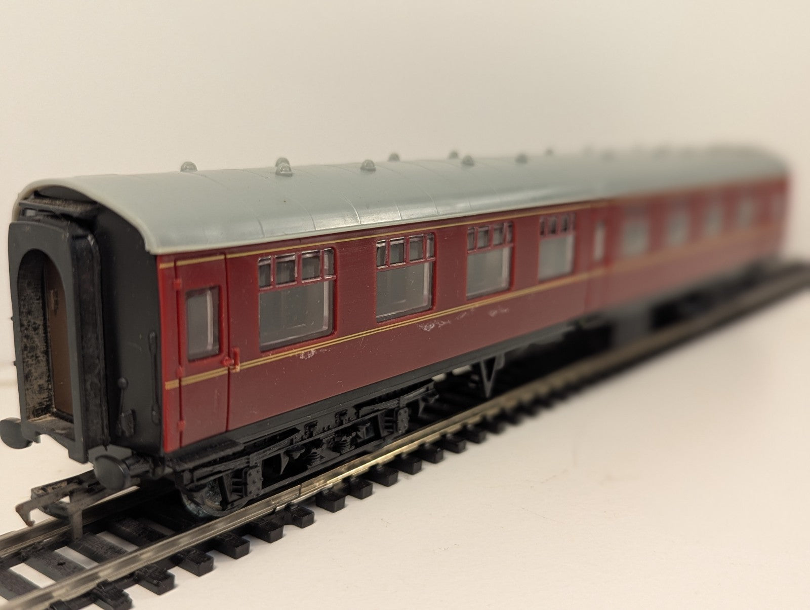 Hachette OO Gauge BR Mk1 Composite Corridor Coach Maroon (Needs a Clean)