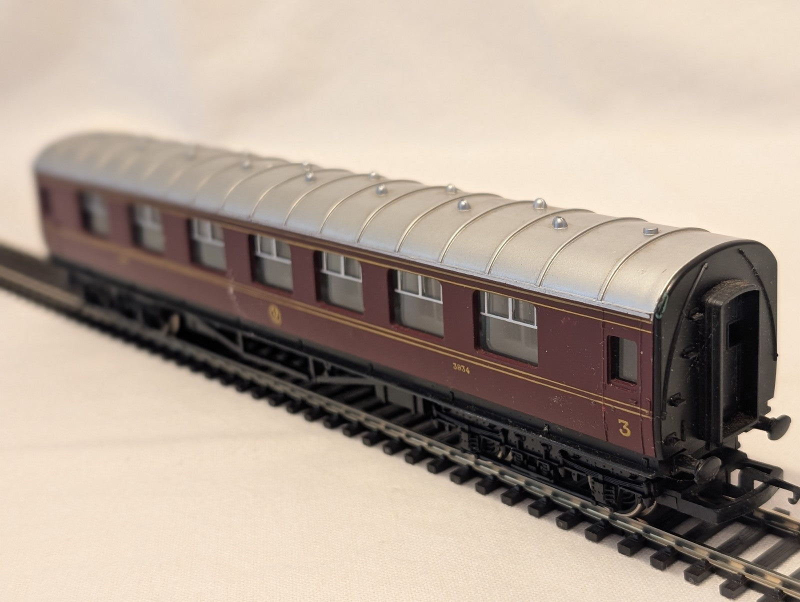Hornby R433 OO Gauge LMS Stanier Composite Coach No.3934