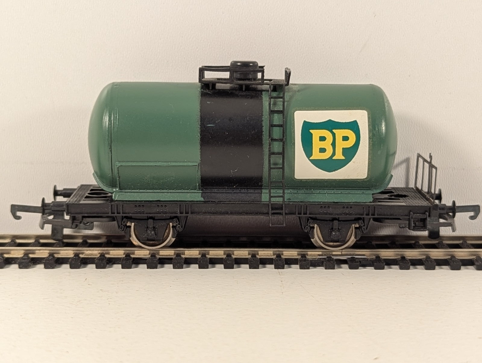 Lima HO Gauge Green BP Tank Wagon