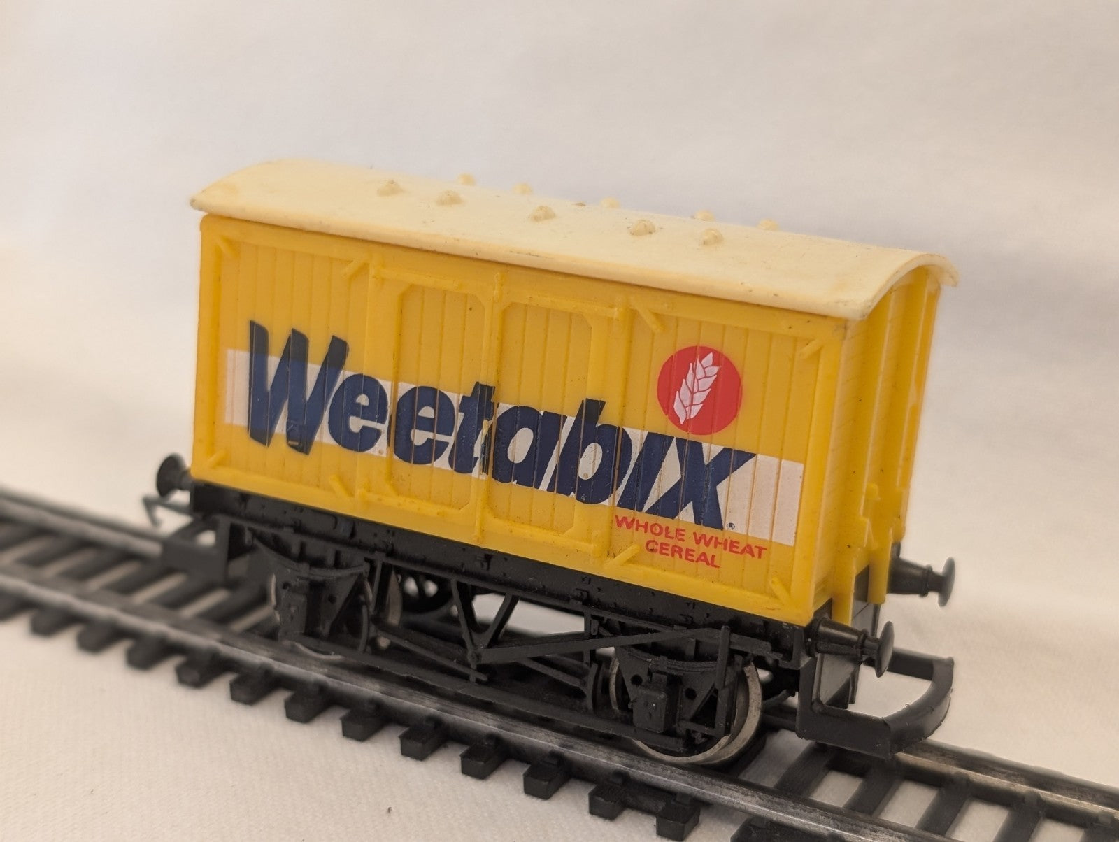 Hornby R728 OO Gauge “Weetabix” Closed Wagon