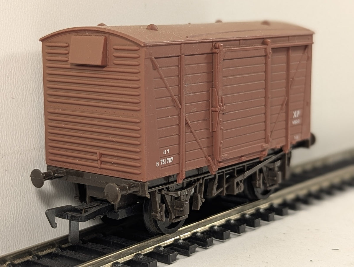 Airfix OO Gauge BR 12T Ventilated Van Goods Wagon B751707 BR Bauxite 54313