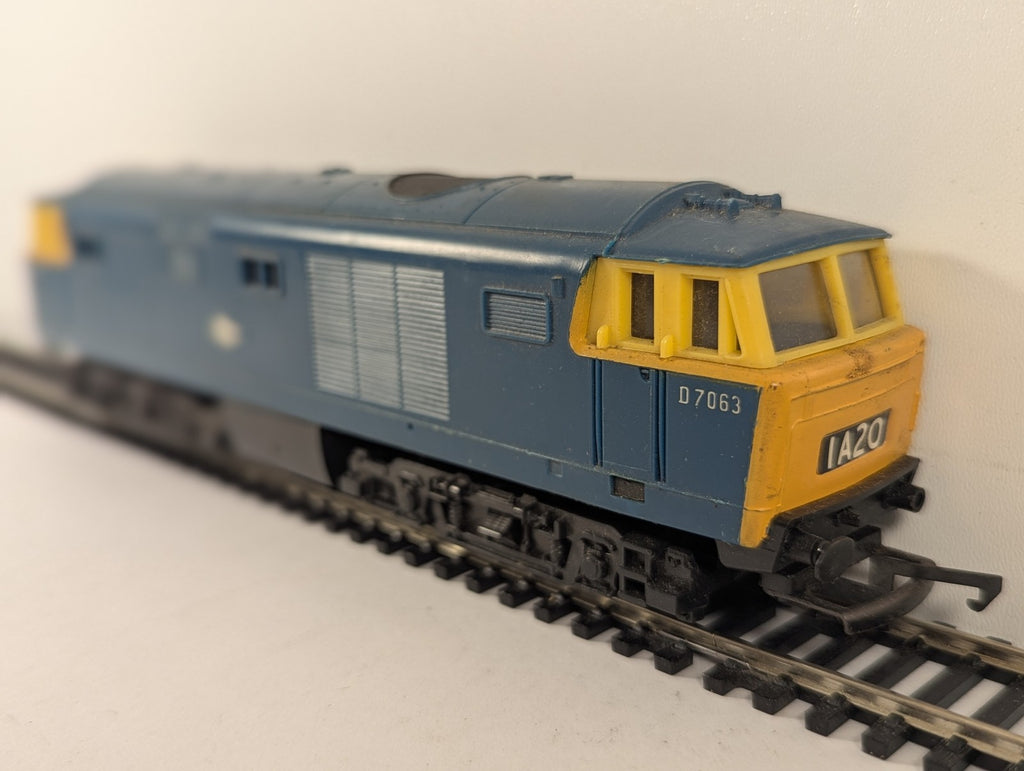 Hornby OO Gauge Class 35 Hymek Locomotive D7063 BR Blue R758 Spares or Repair