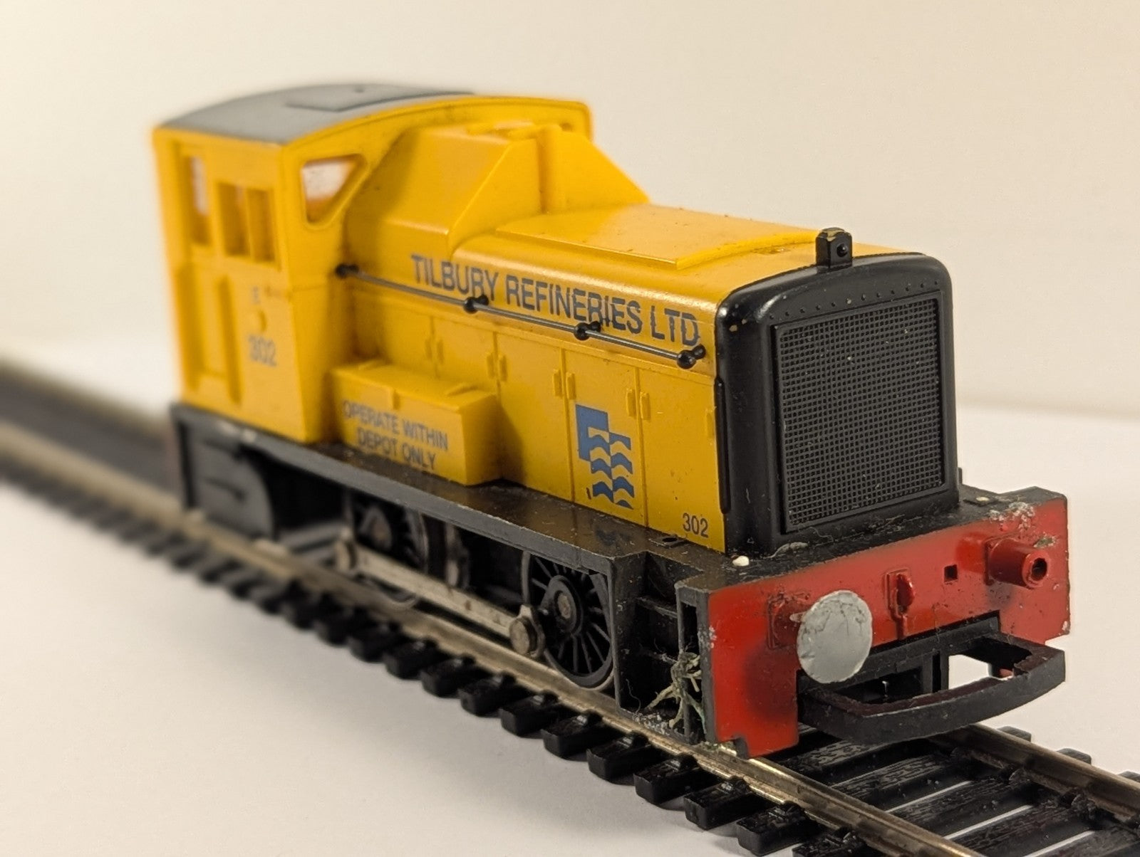 Hornby R801 Class 06 Shunter 'Tilbury Refineries' Yellow Diesel Locomotive