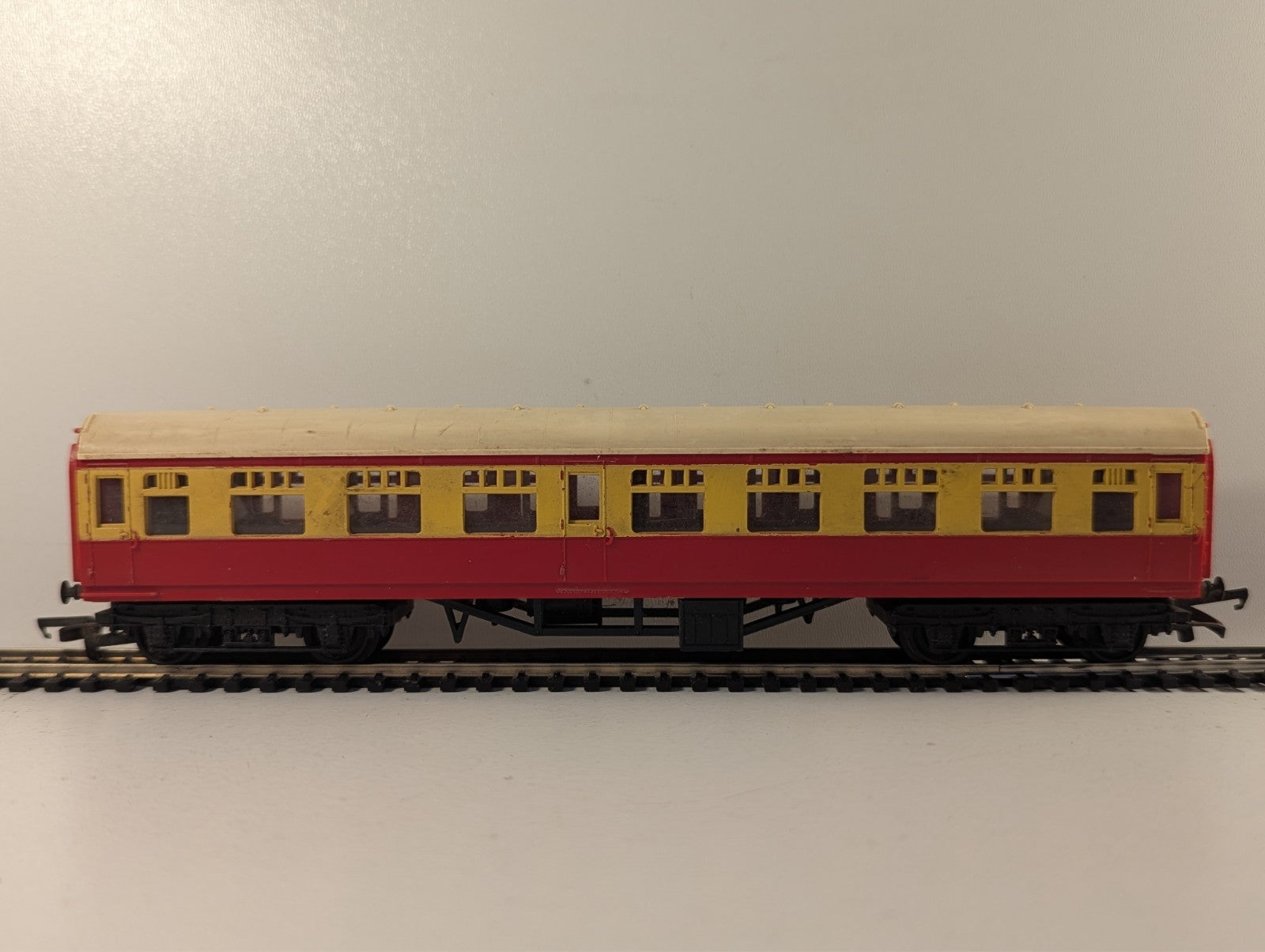 Tri-ang R29 OO Gauge Maroon & Cream Composite Coach