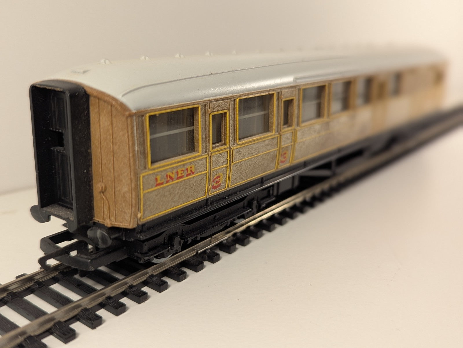 Hornby R4333 LNER Teak Brake Coach – 4237