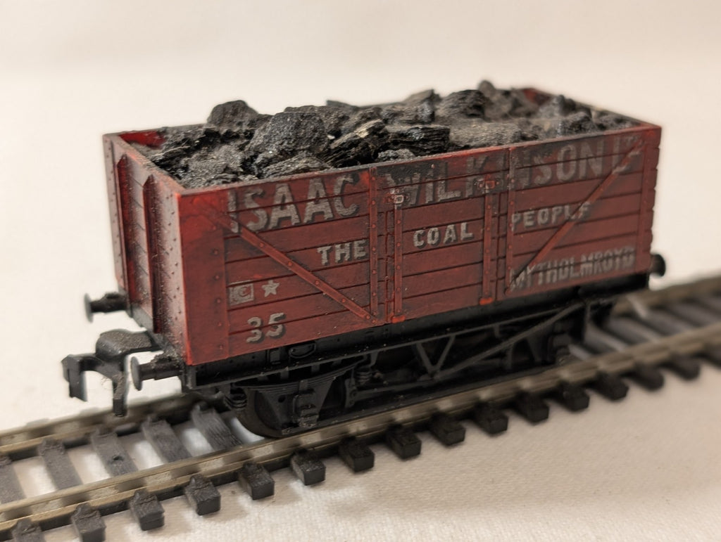 Trix 1368 OO Gauge 7-Plank Open Mineral Wagon – “Isaac Wilkinson Ltd” Red