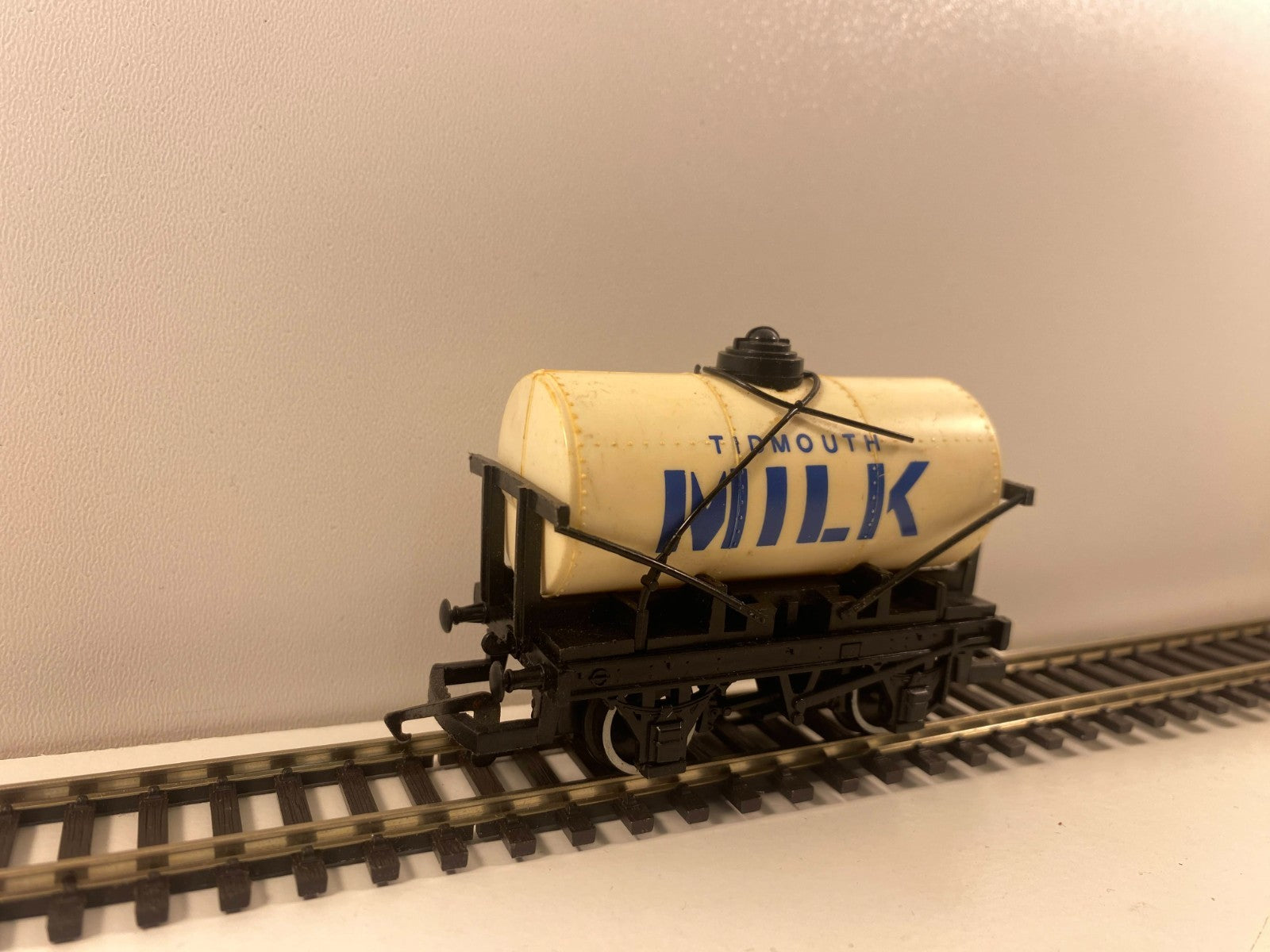 Hornby R105 “Tidmouth Milk” Tank Wagon Thomas & Friends Range Some Damage